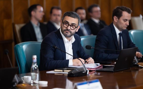 „Băieți deștepți” la pază: Bolojan și Manole închid robinetul cu bani