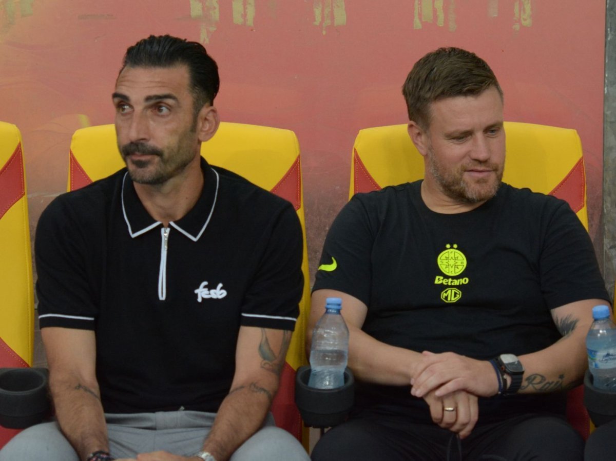 Tehnicianul cipriot Charalambous, surprins duminică la un meci din play-out-ul campionatului din Cipru, între Ethnikos Achnas și Anorthosis Famagusta, pare a fi pe cale să revină în scenă, după o perioadă de absență din fotbalul românesc