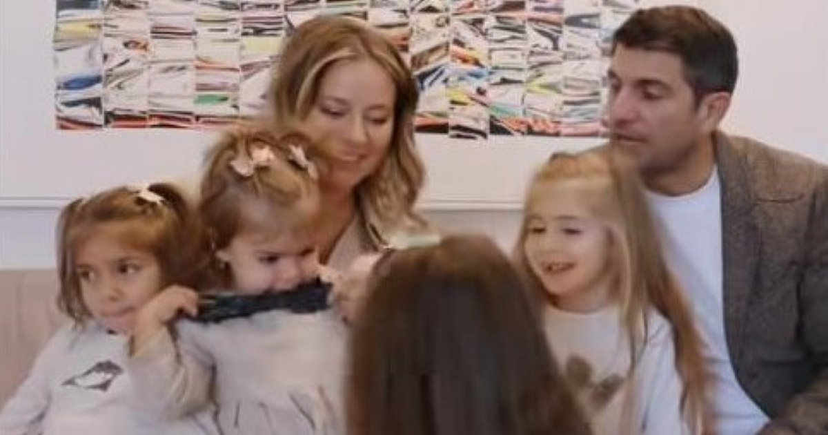Laura Cosoi împărtășește emoții alături de familia sa în momentul dezvăluirii sexului viitorului bebeluș Actrița Laura Cosoi, în vârstă de 44 de ani, a trăit recent un moment cu adevărat special, împărtășind cu fanii săi reacția celor patru fiice ale sale când au aflat sexul celui de-al cincilea copil, aflat încă în pântece