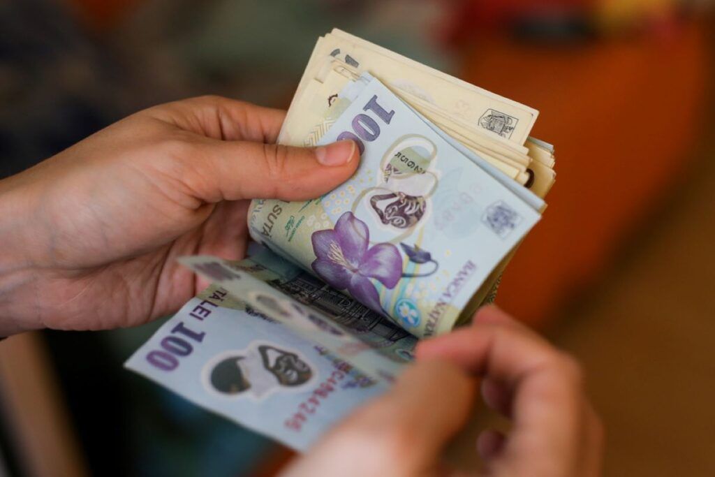 Cât se reține din salariu în România: explicații clare despre CAS, CASS și impozitul pe venit Dacă te uiți pe fluturașul de salariu și pare că, pe lângă suma brută, se „dispar” câteva milioane, nu e doar impresia ta