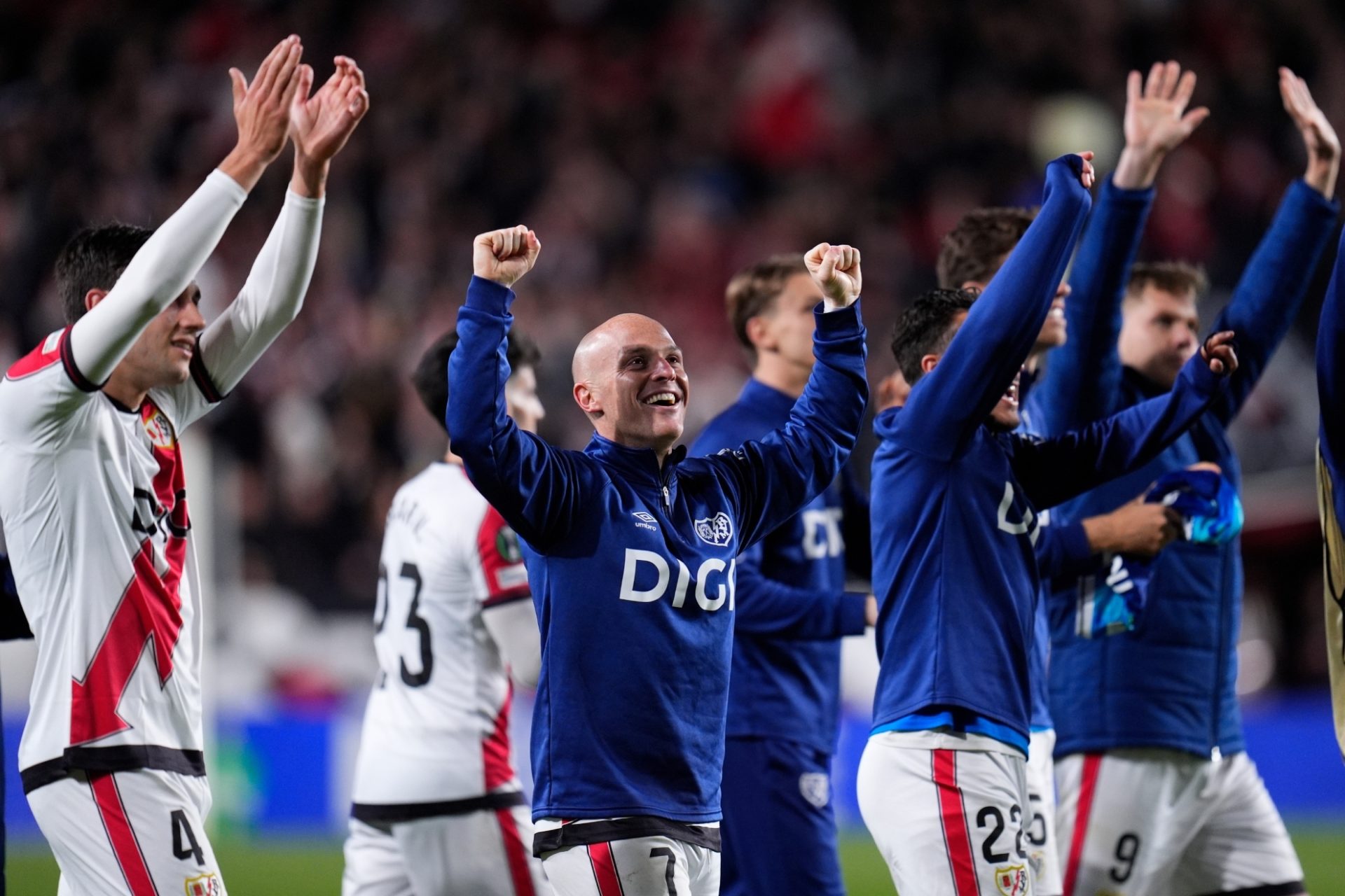 Rayo Vallecano, echipa spaniolă de fotbal, se pregătește pentru un meci important în Conference League, urmând să întâlnească AEK Atena în sferturile de finală ale competiției