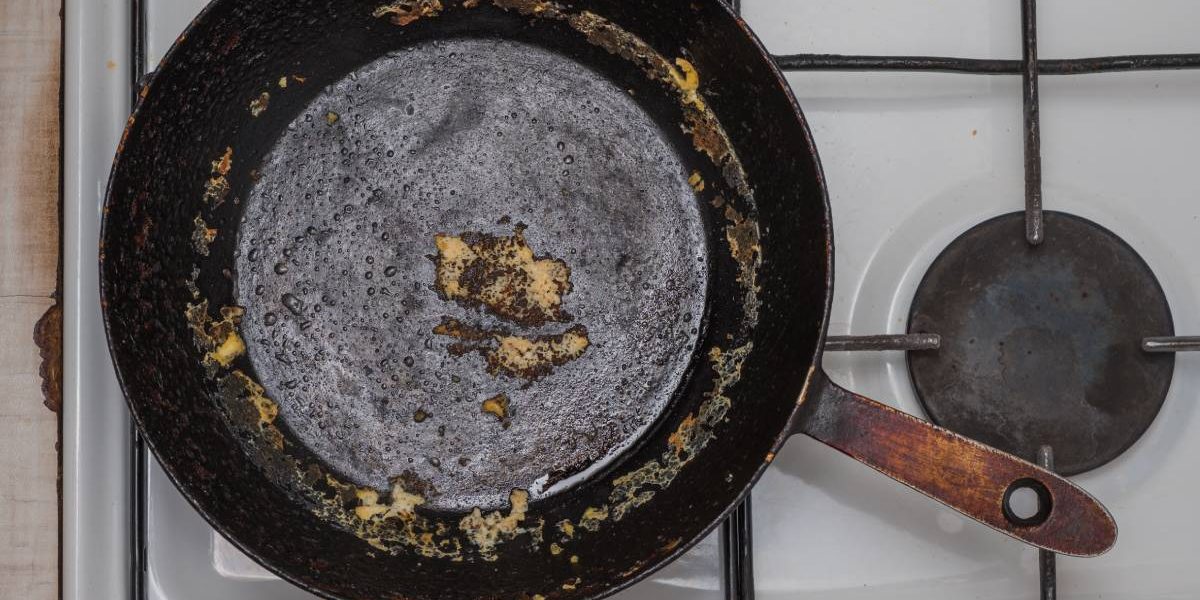 Curăță tigaia de fontă ca un chef! Trucul cu sare care face minuni