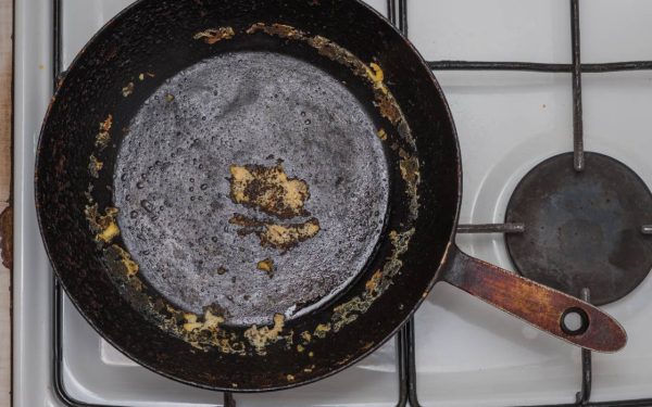 Curăță tigaia de fontă ca un chef! Trucul cu sare care face minuni