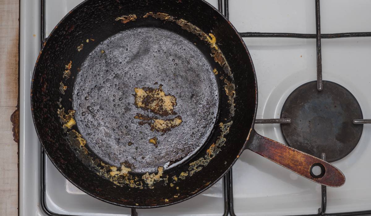 Curăță tigaia de fontă ca un chef! Trucul cu sare care face minuni