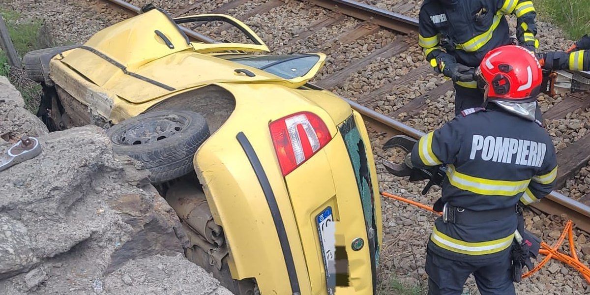 Accident GRAV pe DN7, Vâlcea: Mașină, proiectată lângă cale ferată. Două victime, resuscitate