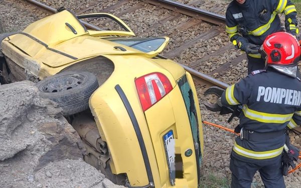 Accident GRAV pe DN7, Vâlcea: Mașină, proiectată lângă cale ferată. Două victime, resuscitate