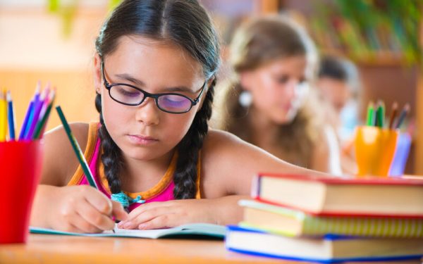 Școlile din Suedia abandonează digitalul: Revin la cărți, reduc costurile