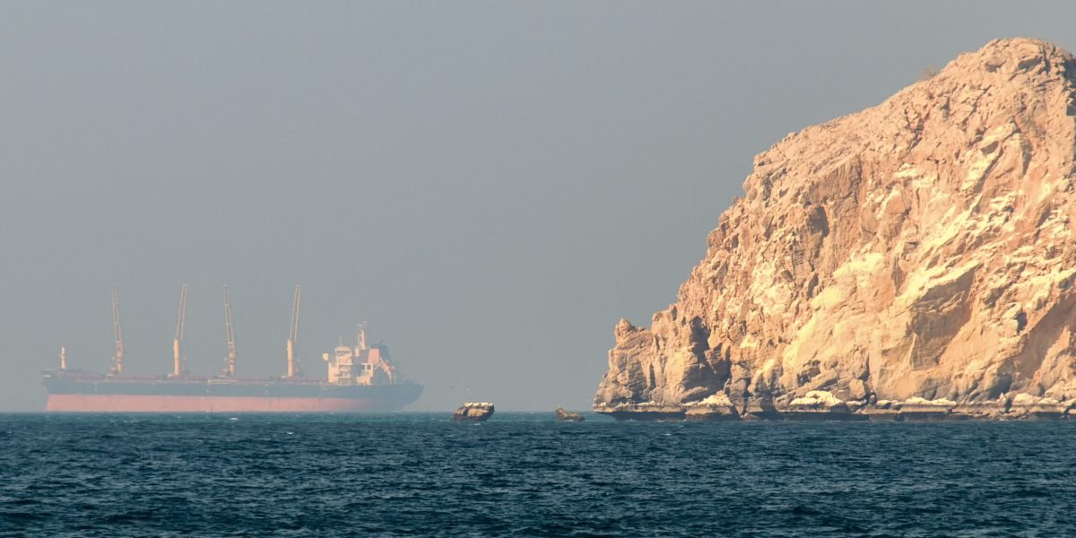 Focuri de armă în Strâmtoarea Ormuz: Nave pe fugă