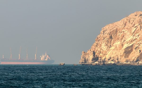 Focuri de armă în Strâmtoarea Ormuz: Nave pe fugă