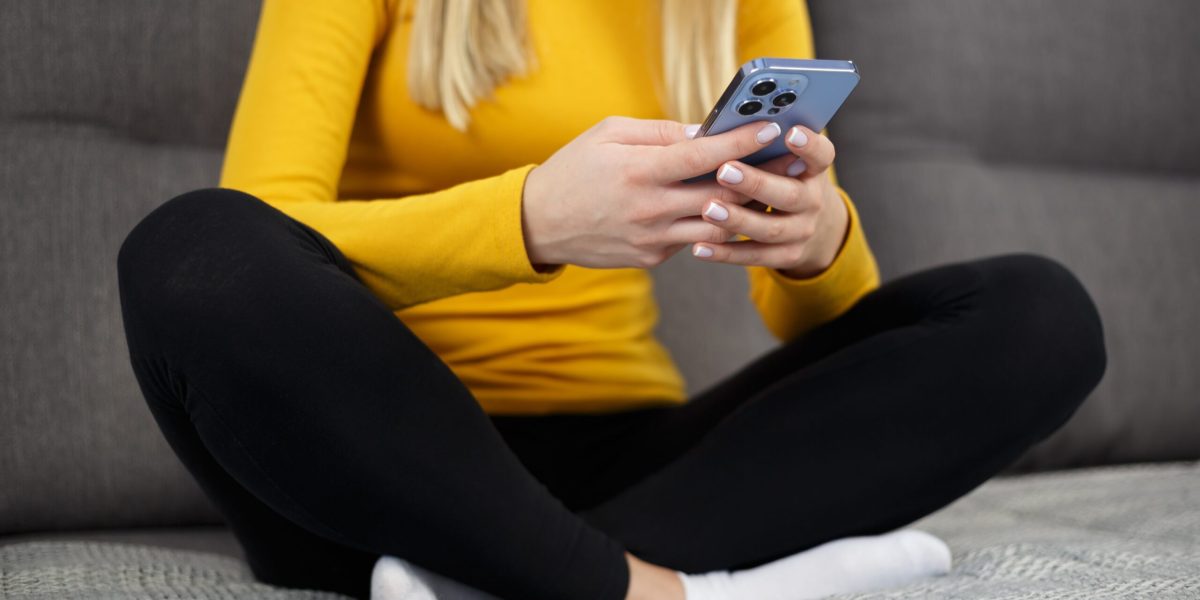 Specialiștii Demontează Iluzia Relaxării pe Telefon: E doar Praf în Ochi!