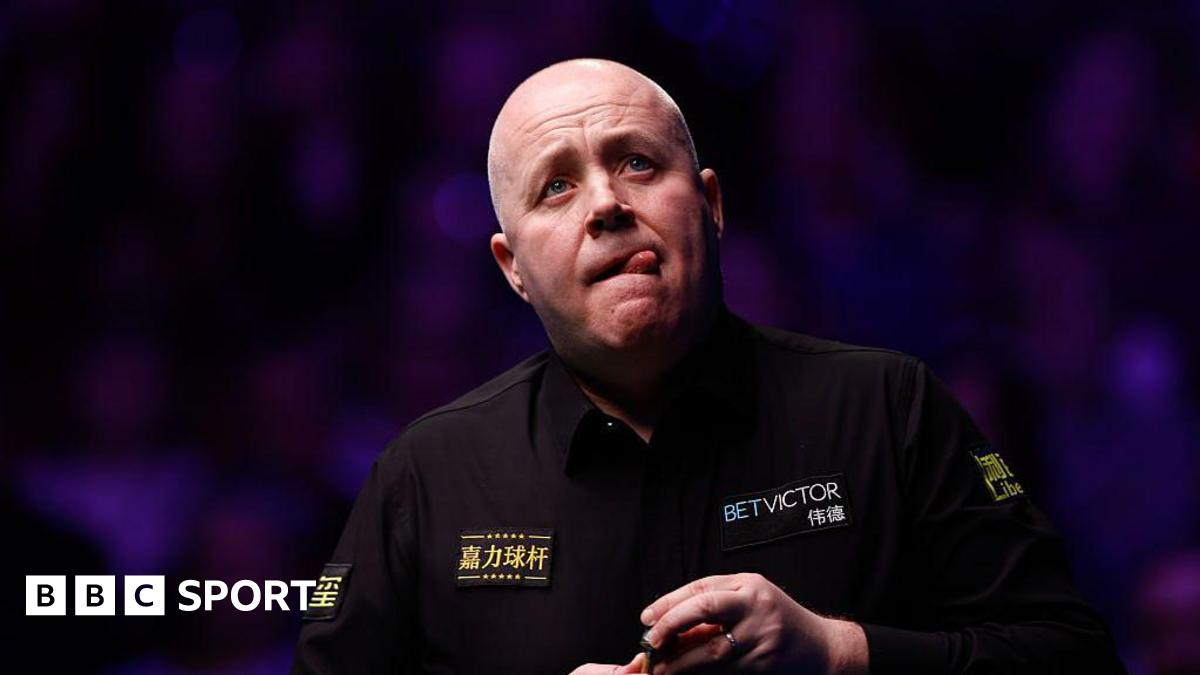 John Higgins își păstrează titlul la Tour Championship după o victorie strânsă în fața lui Mark Williams În primul tur al Tour Championship de la Manchester, John Higgins, campionul en titre, a reușit să se califice în sferturile de finală după o victorie în fața veteranului Mark Williams, scor 10-8