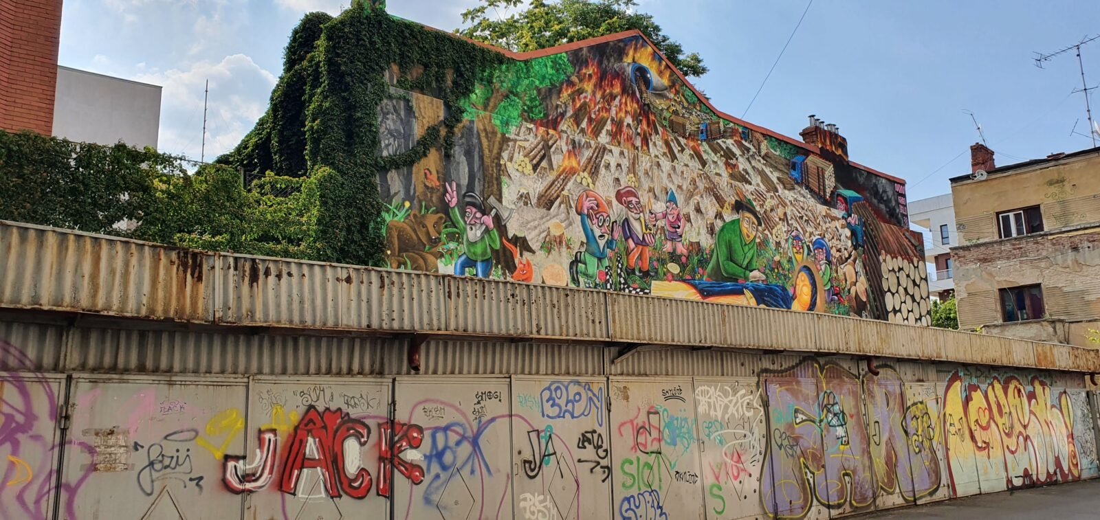Primarul Sectorului 6, alături de Primăria Capitalei, a anunțat recent că va comasa instituțiile culturale Arcub, Muzeul de Artă Vizuală București și Casa de Cultură a Sectorului 6 într-o singură entitate, cu scopul de a eficientiza activitatea și de a valorifica mai bine patrimoniul cultural al zonei