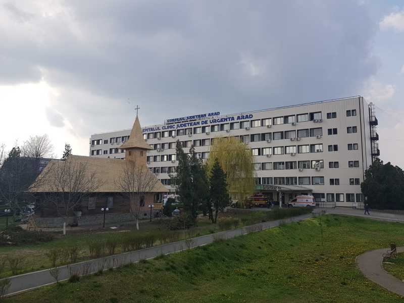 Tânăr ars de pe acoperișul unui liceu din Arad a murit