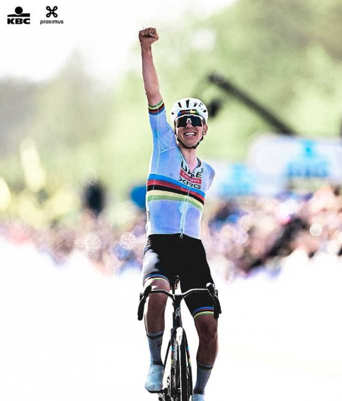 Tadej Pogacar a câștigat ediția din 2026 a Turului Flandrei, ajungând la cel de-al treilea succes în acest monument al ciclismului mondial