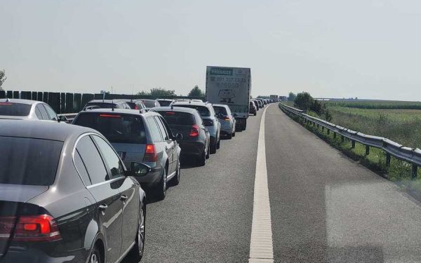 Blocaje pe autostrăzi: A1, A2, A3, A7 și drumurile naționale, cozi kilometrice!