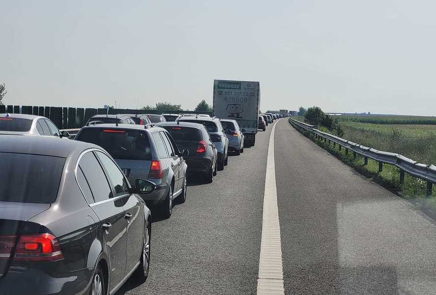 Blocaje pe autostrăzi: A1, A2, A3, A7 și drumurile naționale, cozi kilometrice!