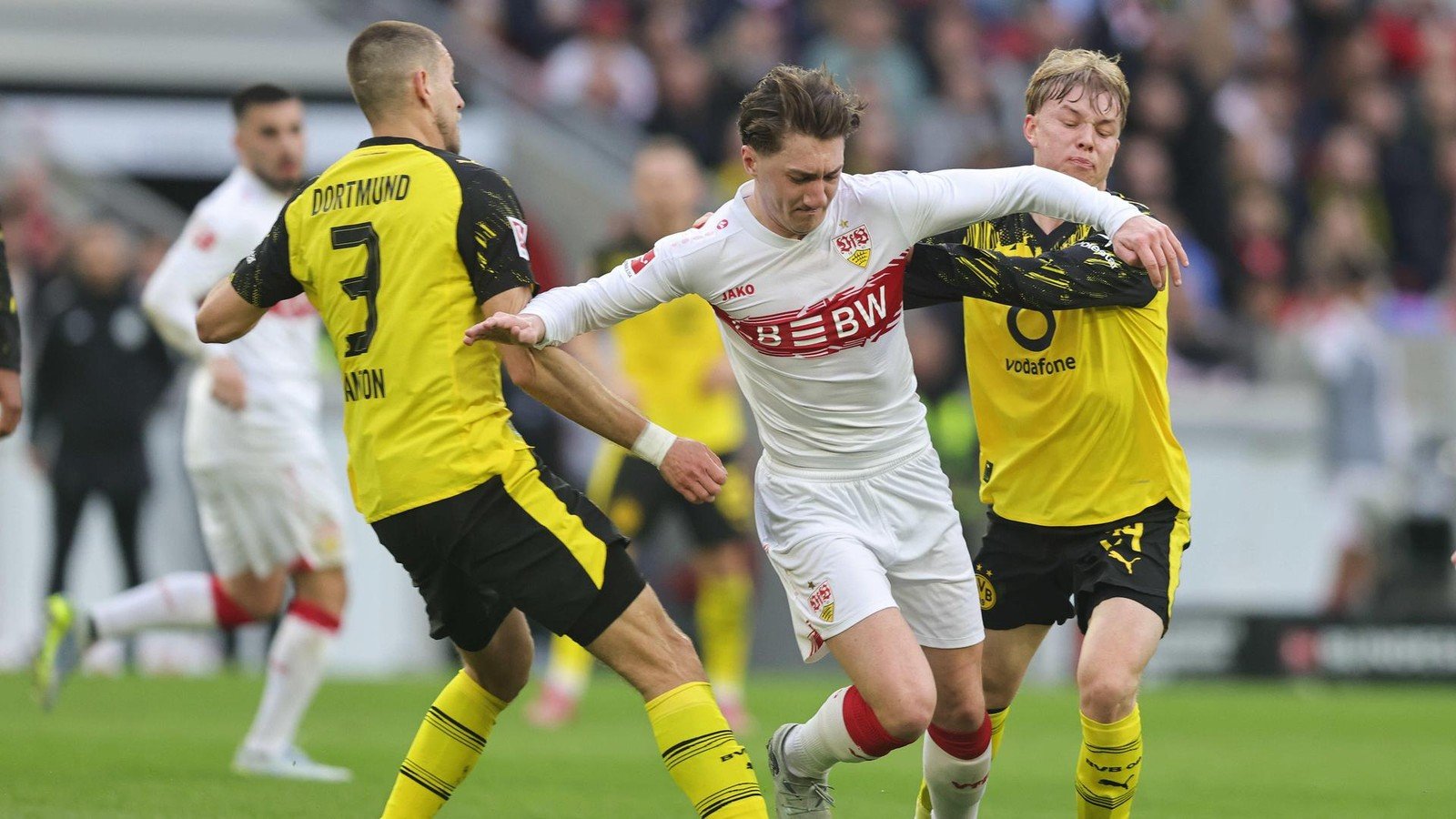 Borussia Dortmund se află în fața unui moment crucial al sezonului, având ocazia de a-și consolida poziția de vicecampioană a Bundesliga după un meci decisiv împotriva VfB Stuttgart