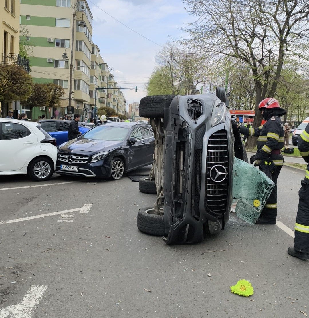 Un accident rutier grav a avut loc astăzi în municipiul Arad, pe Bulevardul Revoluției, zona Ziridava, implicând două autoturisme, printre care unul s-a răsturnat