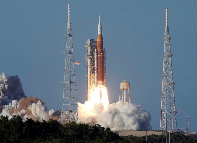 NASA a lansat miercuri seară, de la Kennedy Space Center din Florida, racheta Space Launch System (SLS), într-o misiune care marchează o piatră de hotar în istoria explorării spațiale