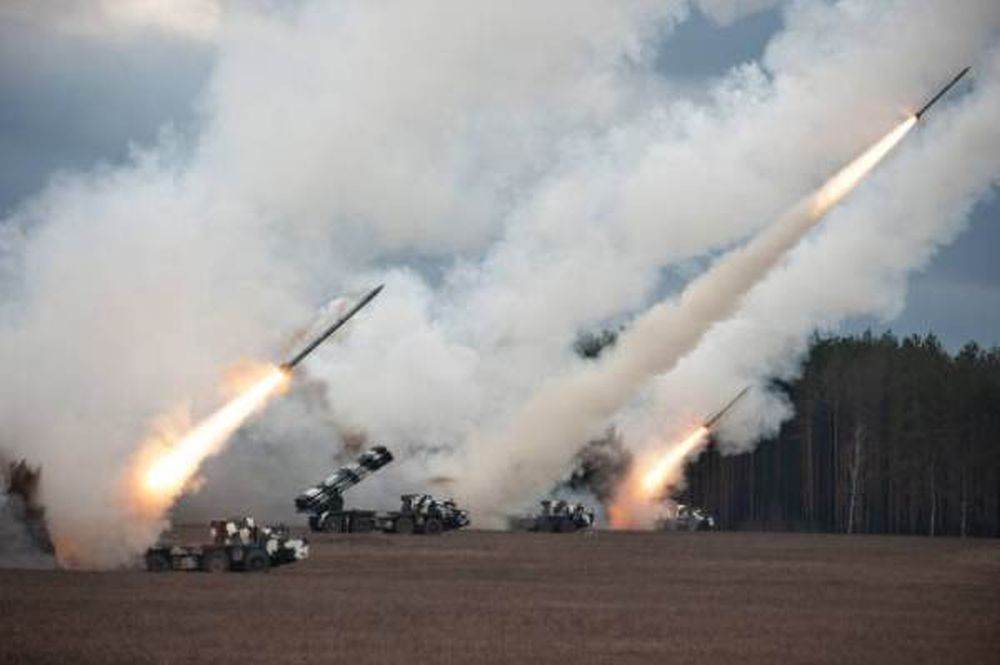 Armata israeliană se pregătește să lanseze atacuri asupra instalațiilor energetice iraniene, dar așteaptă încă aprobarea finală din partea Statelor Unite, au declarat sâmbătă surse din domeniul apărării din Israel, citate de Reuters