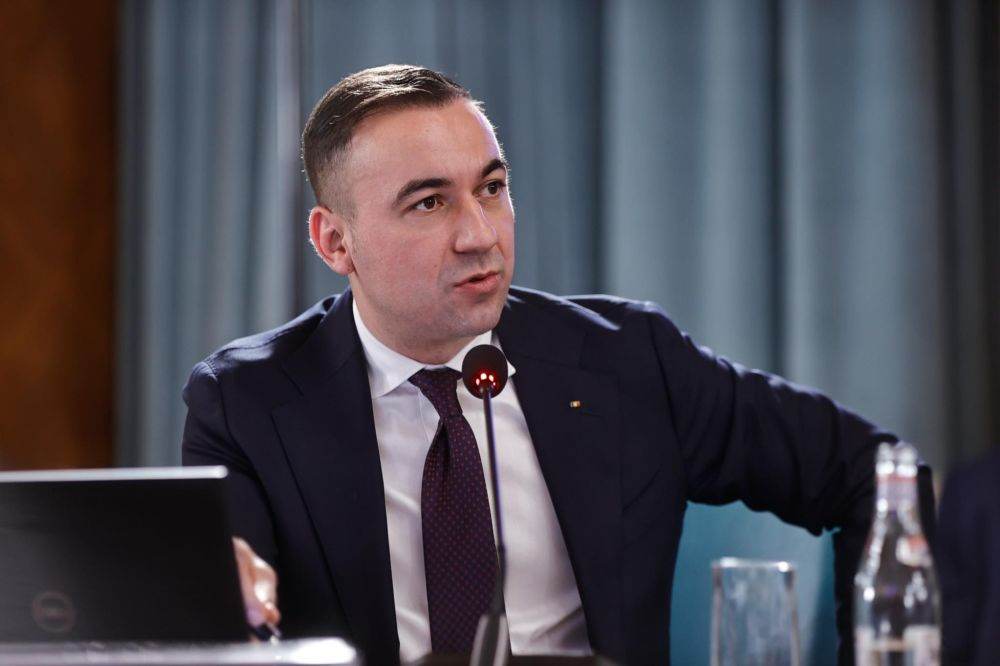 Guvernul se concentrează pe limitarea impactului prețurilor mari la energie Ministrul Energiei, Bogdan Ivan, a anunțat miercuri că Executivul lucrează pentru a atenua efectele pe care evoluțiile internaționale le pot avea asupra cetățenilor și economiei