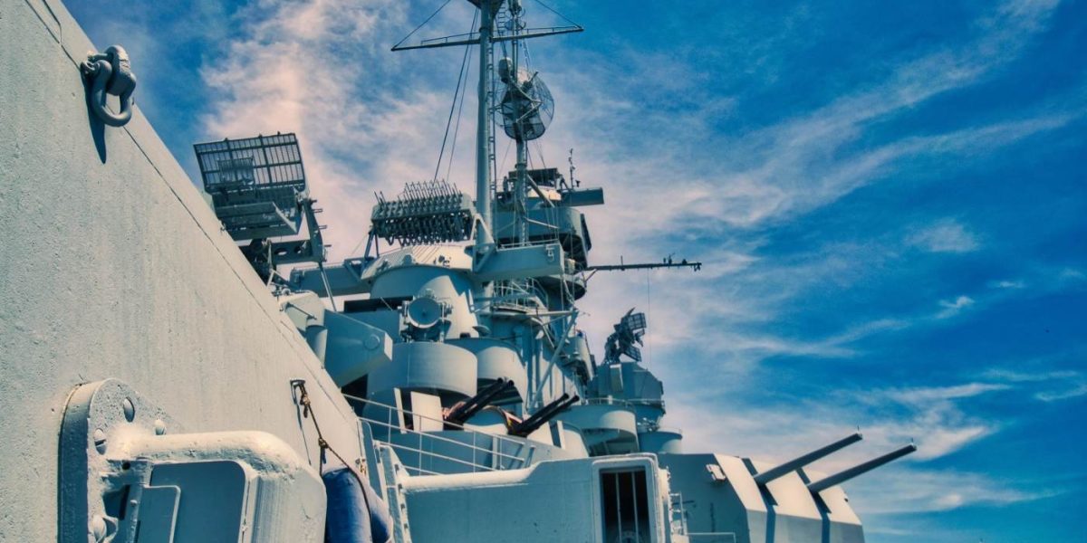 Iranul amenință: Navele militare, vizate în Strâmtoarea Hormuz