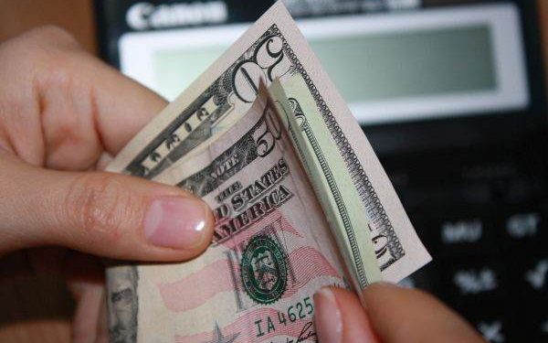 Dolarul, sub presiune: Iranul și riscul geopolitic limitează scăderile, potrivit Reuters