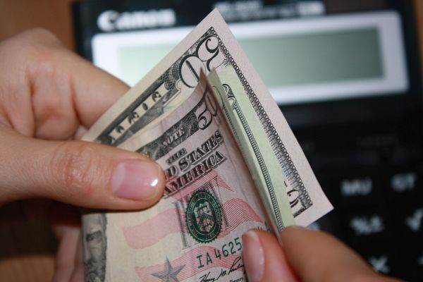 Dolarul, sub presiune: Iranul și riscul geopolitic limitează scăderile, potrivit Reuters