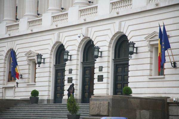 Dobânda overnight, blocată la 5,70%: Ce se întâmplă pe piața monetară?