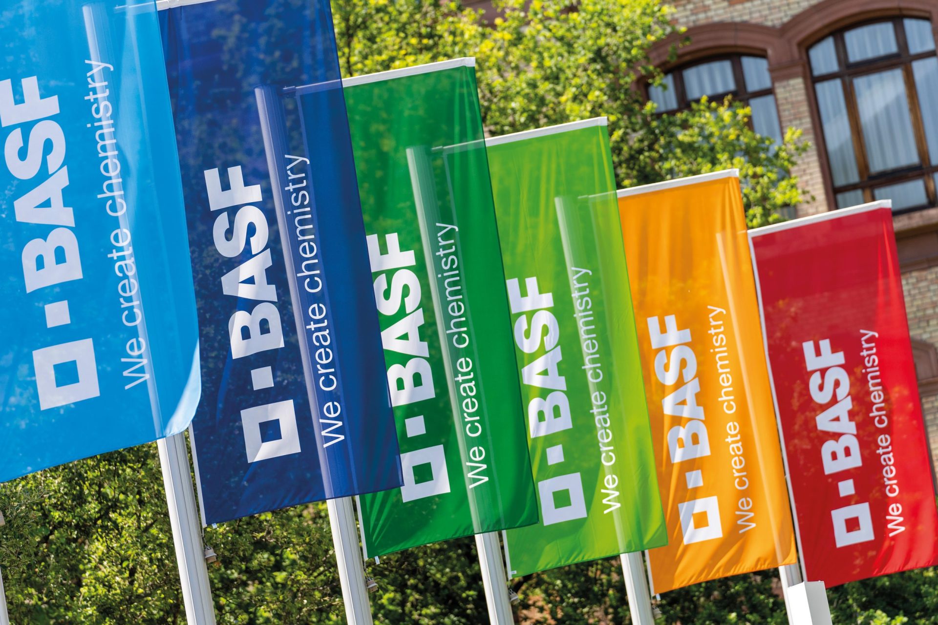 BASF Agricultural Solutions își extinde prezența în România prin crearea a peste 50 de noi poziții globale BASF Agricultural Solutions anunță o investiție semnificativă în România, planificând crearea a peste 50 de noi roluri globale în domeniul corporate și governance, toate de bază în capitala țării, București