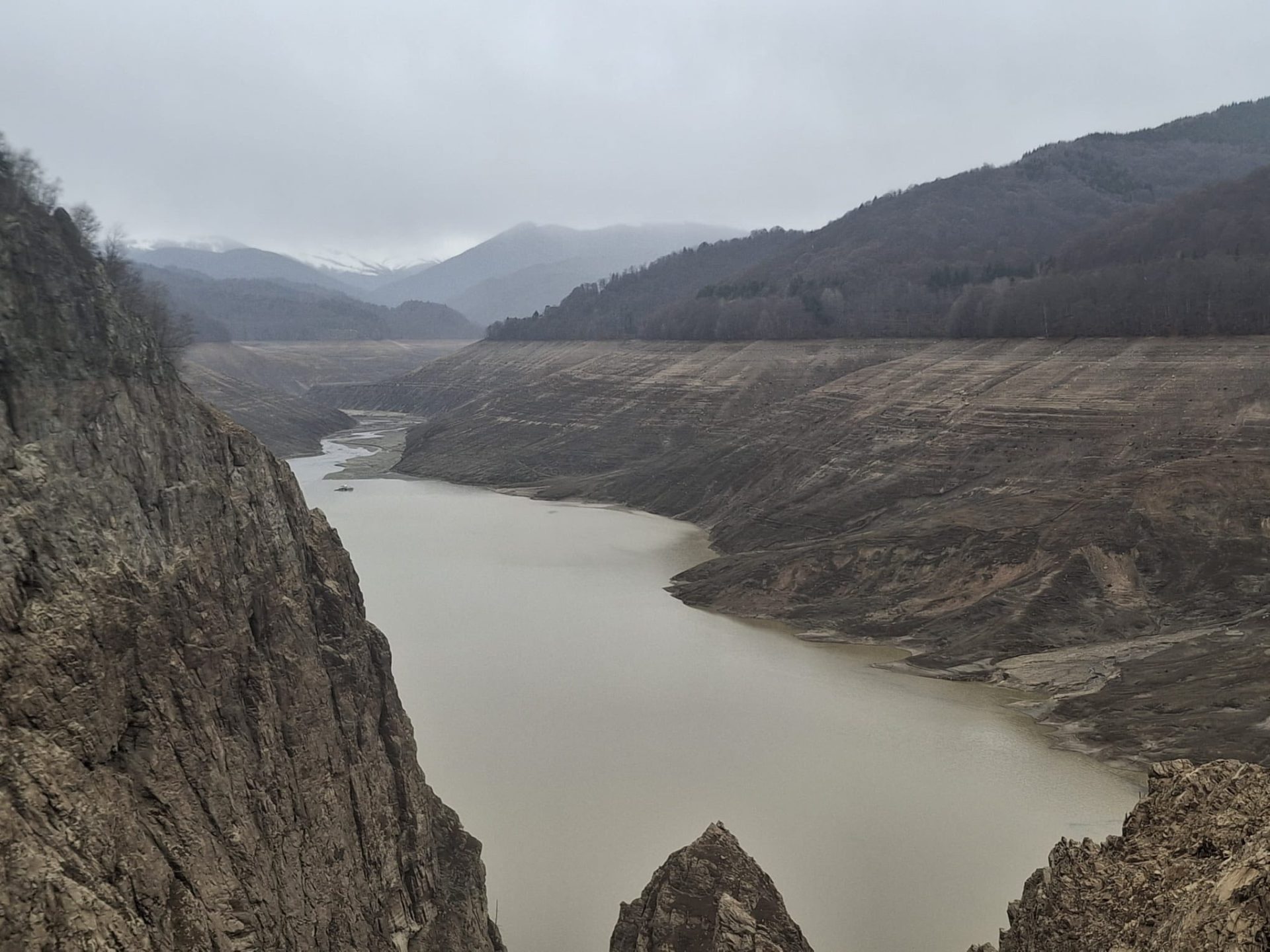 Ministrul Energiei, Bogdan Ivan, a anunțat sâmbătă că la Barajul Vidraru a început procesul de reumplere a lacului de acumulare, după finalizarea unor lucrări de infrastructură în zona respectivă