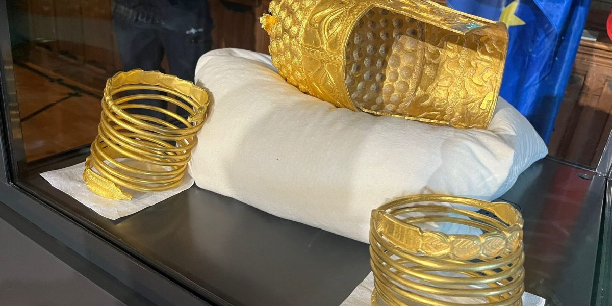 Coiful de la Coțofenești revine acasă: Expoziție la Muzeul din București