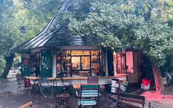 Mii de bucureșteni, furioși pe Ciucu: „Nu desființa terasa din Cișmigiu!”