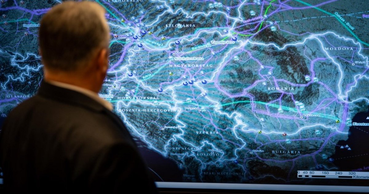 Orbán Viktor a convocat duminică după-amiază o sesiune de urgență a consiliului de apărare după o întâlnire cu președintele Serbiei, Aleksandar Vucic, în contextul descoperirii unor obiecte suspecte de explozibil în apropierea unei stații strategice de gaz din Serbia