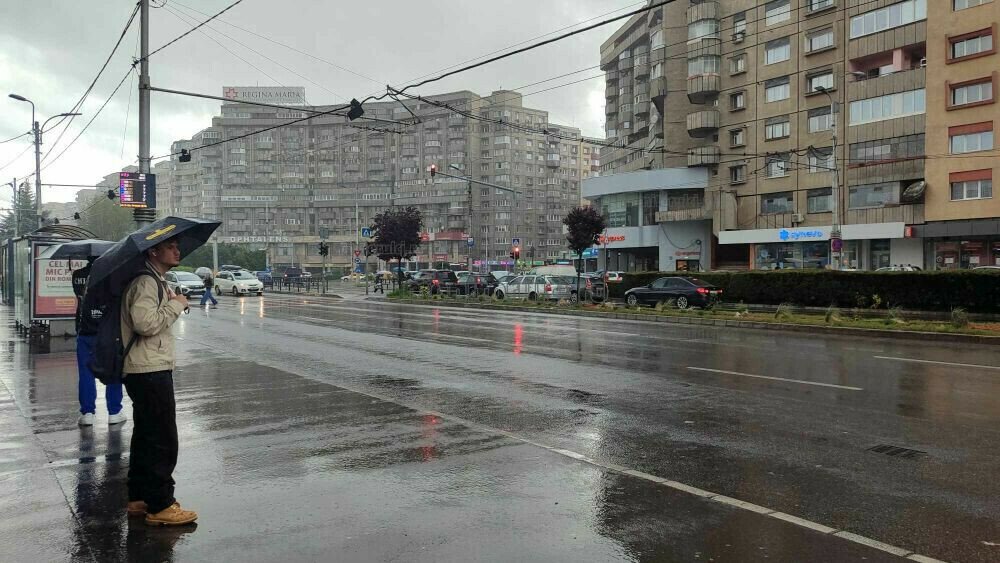 Vremea de vineri, 3 aprilie, la Cluj-Napoca, s-a anunțat mohorâtă și ploioasă, cu temperaturi modeste și un cer în mare parte încărcat de nori
