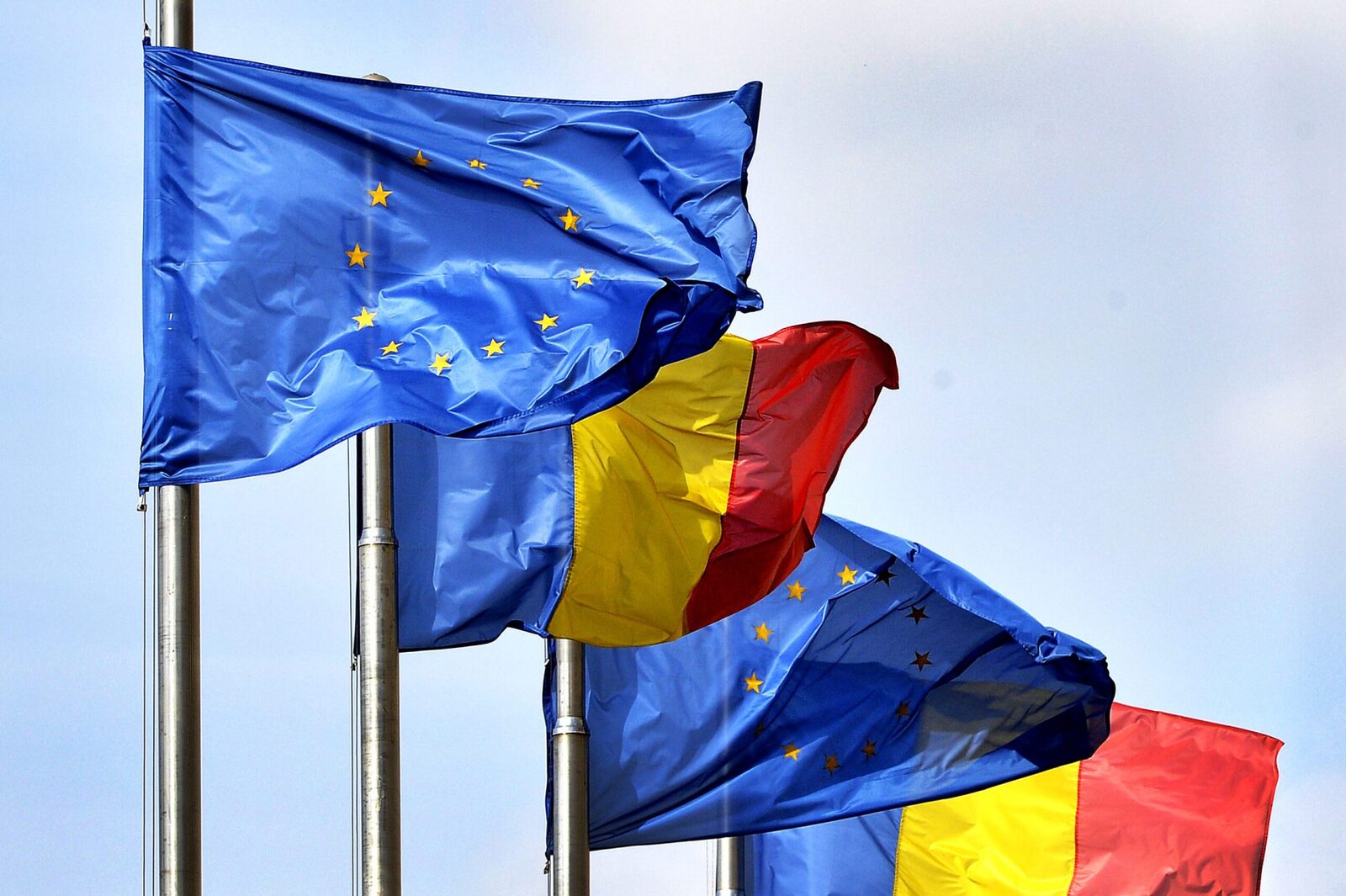 Scădere dramatică a încrederii în stat și Occident. Românii, împotriva ajutorului Ucrainei și Iranului