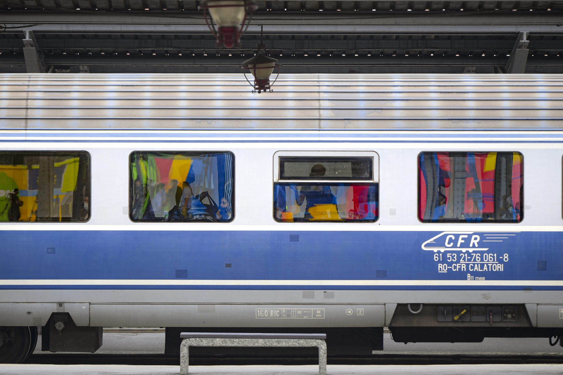 Traficul feroviar este blocat între Augustin și Racoș, județul Brașov, după ce un copac a căzut pe șine, afectând alimentarea cu energie electrică