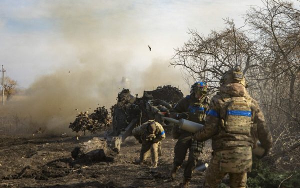 Eliberare șoc în Ucraina: Prizonieri ruși, cu steaguri albe, pe linia frontului