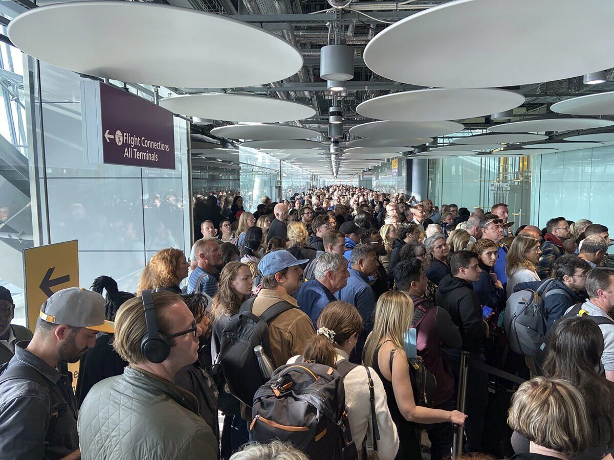 Zeci de români, blocați pe aeroportul din Milano: Unii au leșinat!