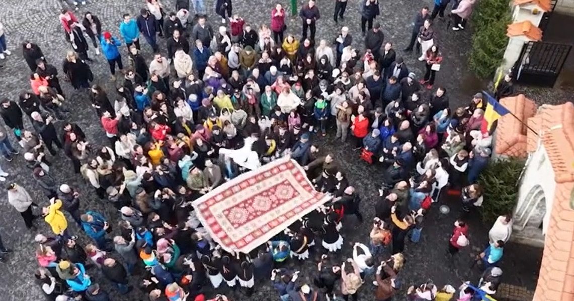 Junii Brașoveni, spectacol de curaj în Piața Unirii: țolul, simbol al tradiției
