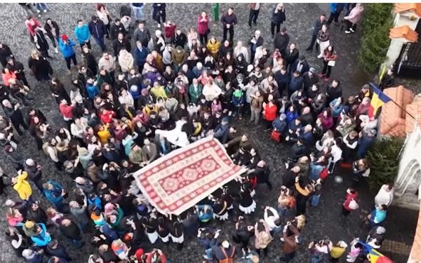 Junii Brașoveni, spectacol de curaj în Piața Unirii: țolul, simbol al tradiției