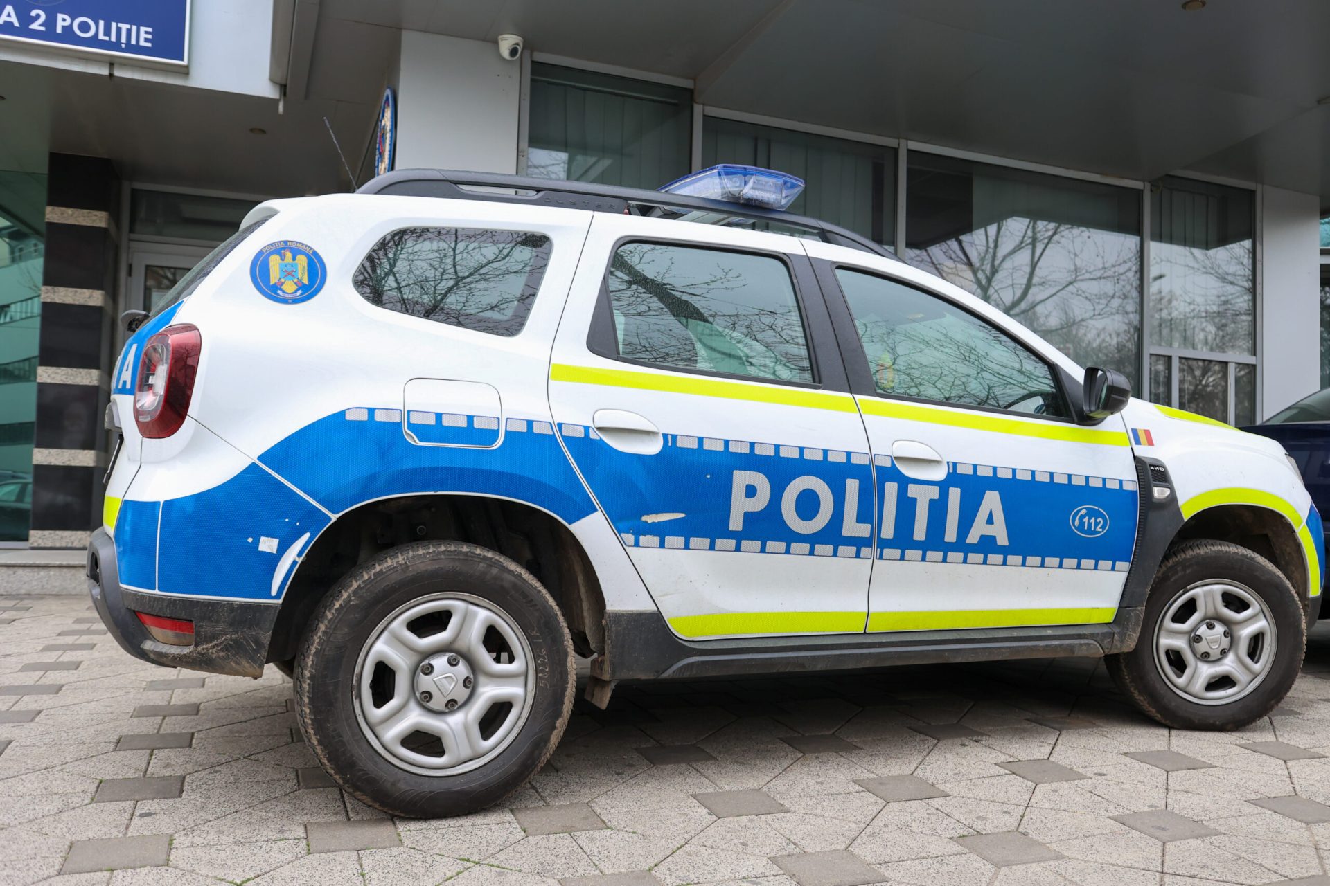 Un tânăr de 20 de ani a fost arestat, după ce a fugit de la controlul poliției și l-a acroșat pe un agent în timpul încercării de a scăpa, în București