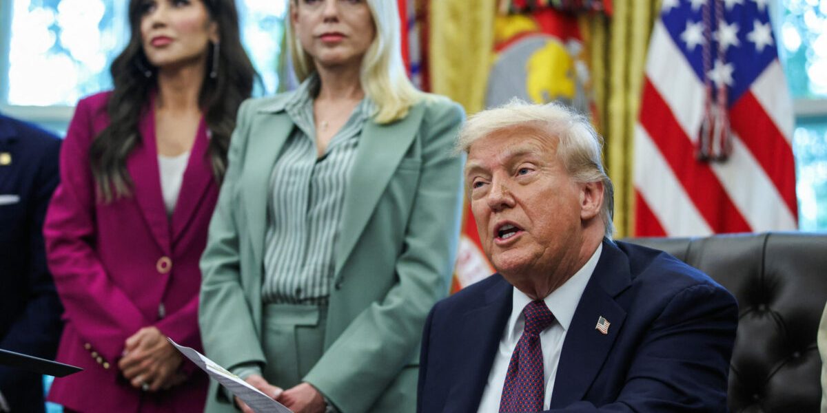 Demisii, furie și improvizații la Casa Albă: Ce face Donald Trump cu sfaturile