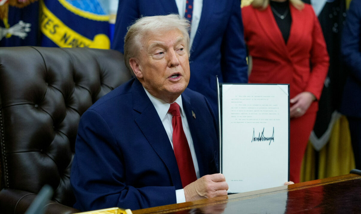 Donald Trump a acceptat o pauză de două săptămâni a bombardamentelor asupra Iranului, dar decizia a fost primită cu sarcasm de televiziunea de stat iraniană, care a catalogat-o drept o „retragere umilitoare”