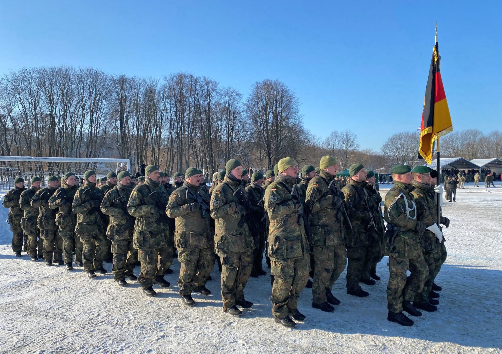 Ministerul german al Apărării a anunțat că lucrează în prezent la clarificarea prevederii din legea serviciului militar obligatoriu, potrivit căreia bărbații cu vârste între 18 și 46 de ani trebuie să obțină acordul autorităților militare înainte de a părăsi țara pentru mai mult de trei luni