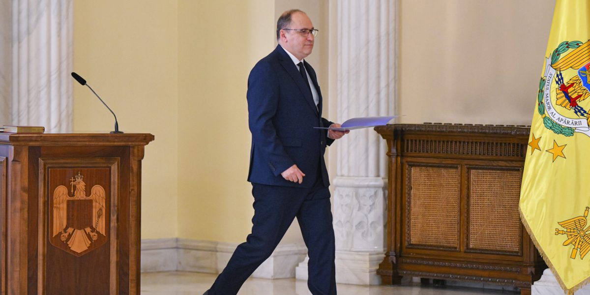 Dimian cere bani în plus pentru profesori: Munca de acasă, inclusă