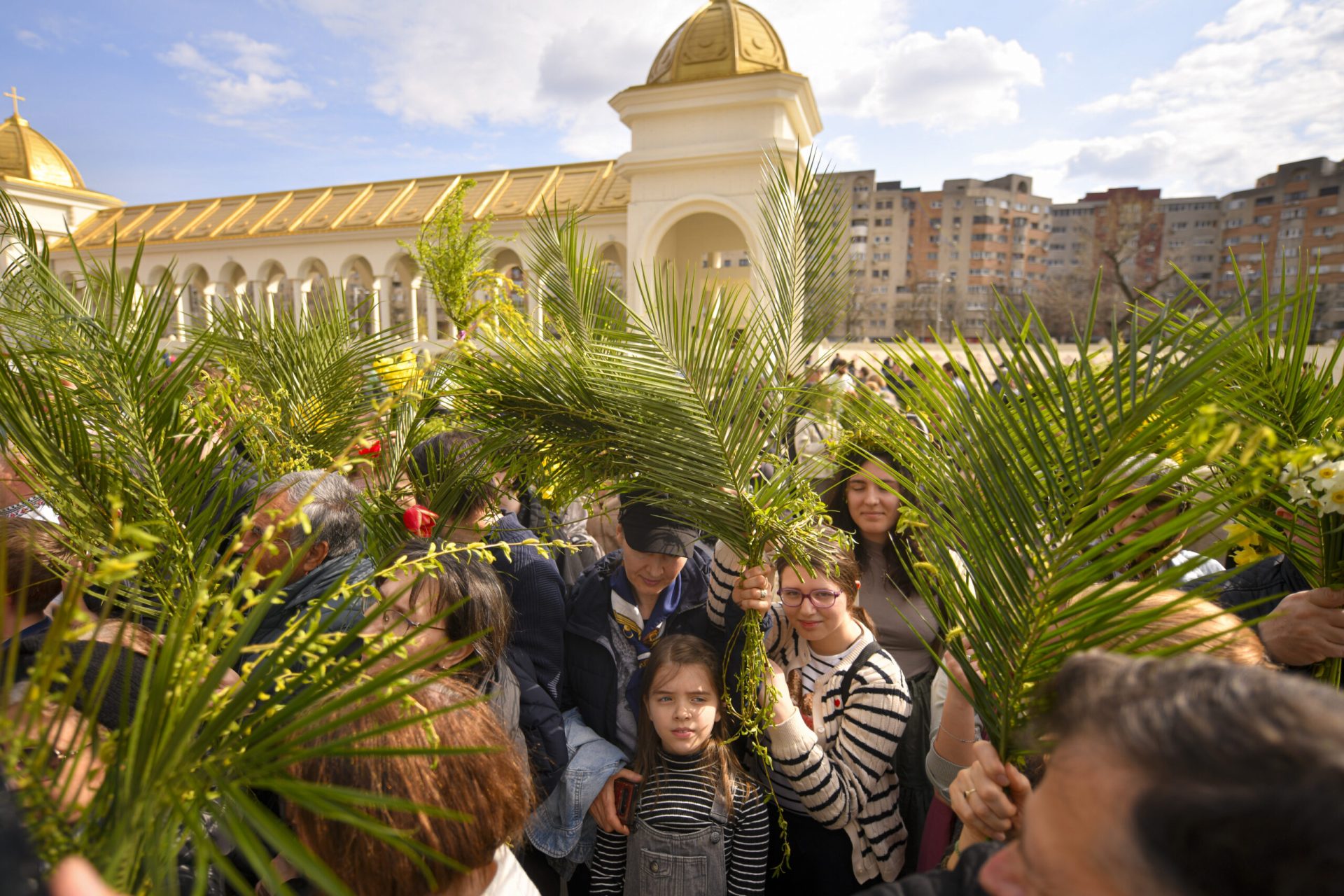 Floriile, cea mai cunoscută sărbătoare creștină din timpul Postului Paștelui, a fost marcată astăzi prin tradiții religioase și populare în întreaga țară