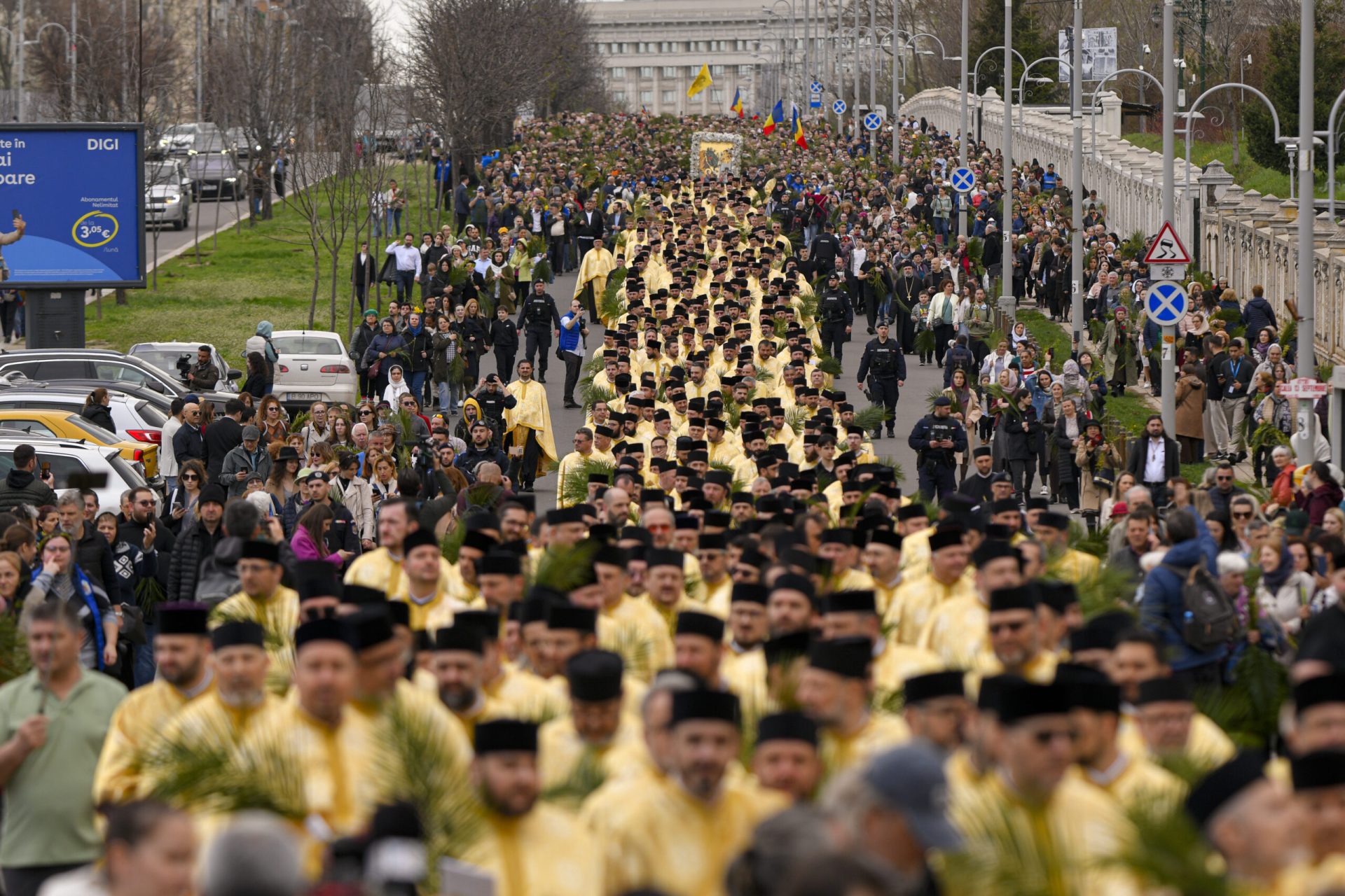 Mii de credincioși din București au participat sâmbătă la pelerinajul de Florii, eveniment tradițional organizat de Patriarhia Română și Arhiepiscopia Bucureștilor, într-un ceremonial care marchează intrarea lui Iisus Hristos în Ierusalim