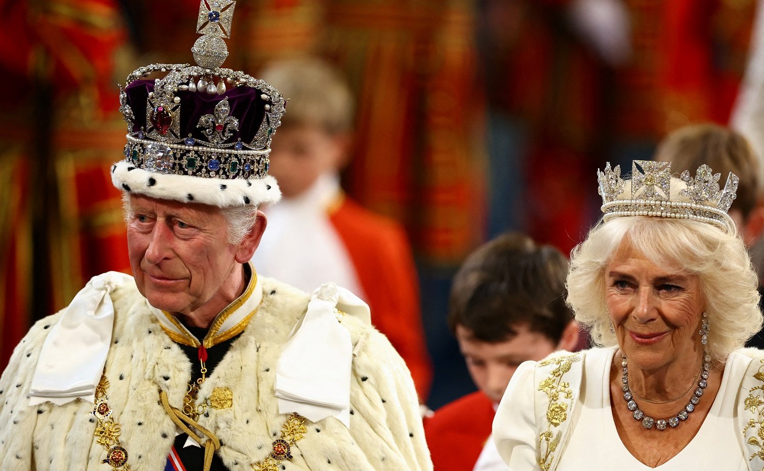 Familia regală britanică a participat duminică la slujba de Paşte de la Castelul Windsor, într-un gest de reafirmare a unității, venind la scurt timp după arestarea fostului Prinț Andrew