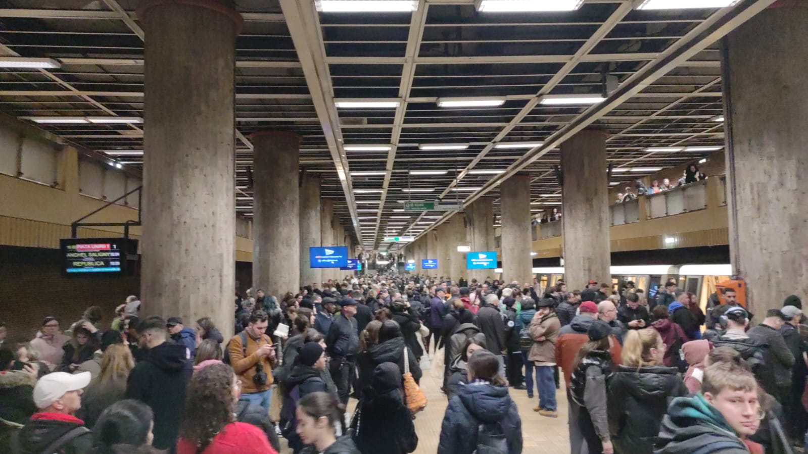Circulația metroului a fost grav perturbată joi după-amiază pe Magistrala 1, în zona Piața Unirii 1, după ce o intervenție medicală de urgență a blocat traficul în stație și pe sensul de mers către Eroilor 1